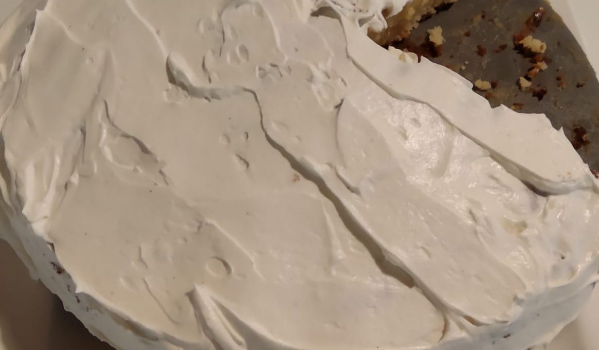Mandelkuchen mit weißer Schokolade und Sahne-Mascarpone-Topping