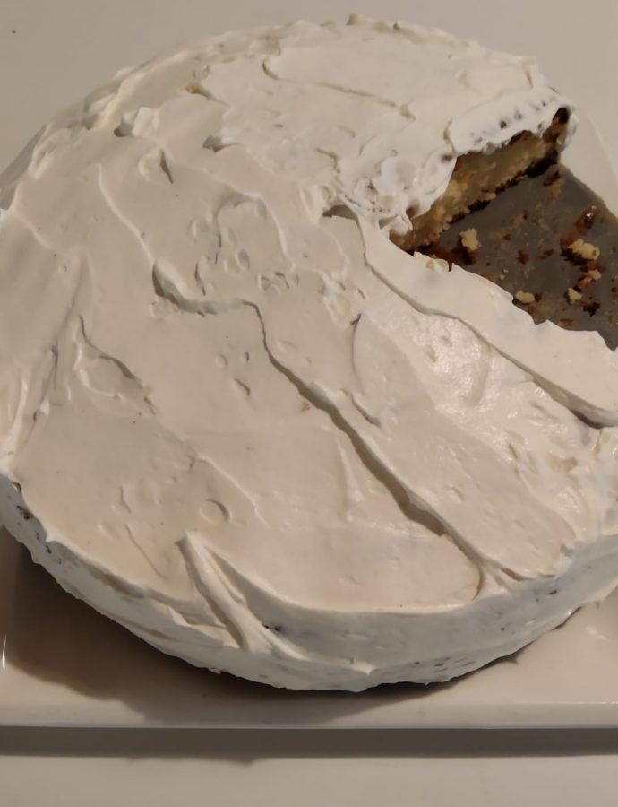 Mandelkuchen mit weißer Schokolade und Sahne-Mascarpone-Topping