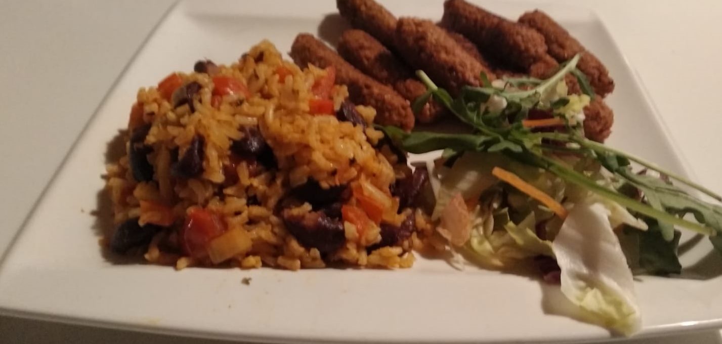 Veganes Cevapcici mit Naturreis und Gemüse