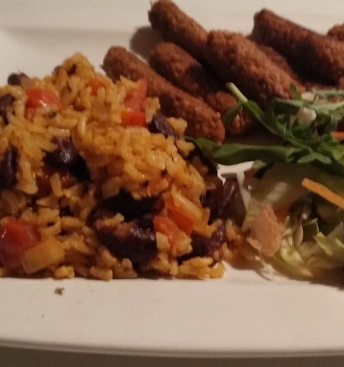Veganes Cevapcici mit Naturreis und Gemüse
