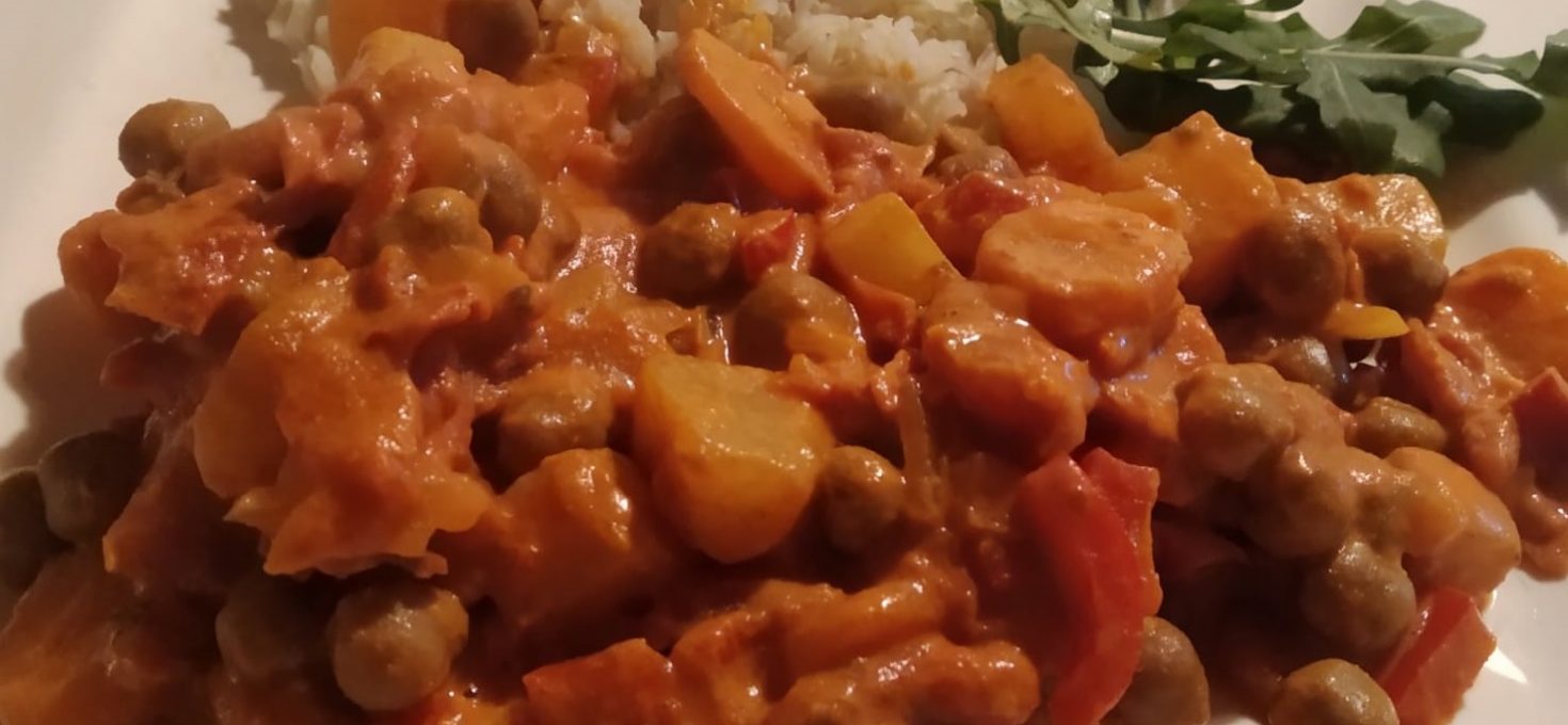 Vegetarisches Kichererbsen-Curry mit Reis und Gemüse
