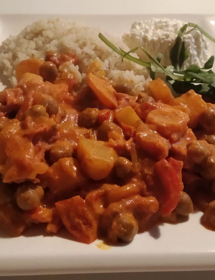 Vegetarisches Kichererbsen-Curry mit Reis und Gemüse