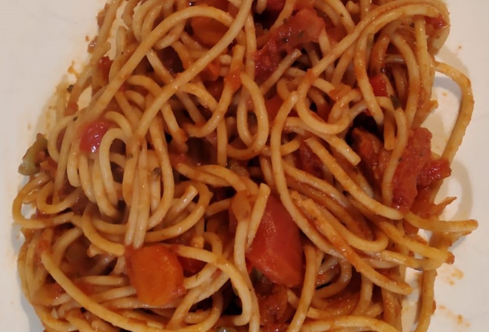 Vollkorn-Spaghetti mit Gemüse und Tomatensoße