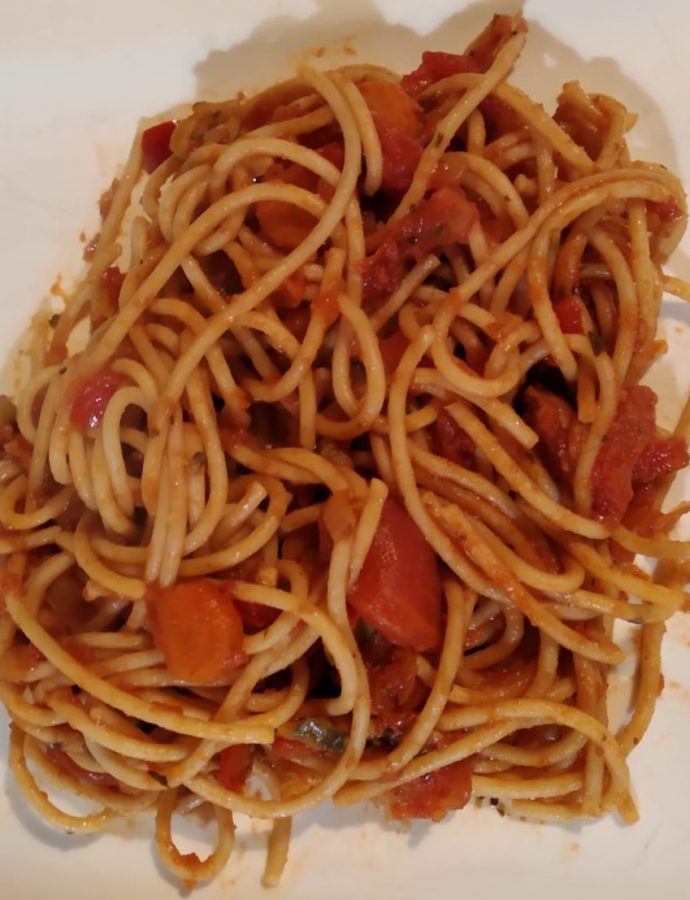 Vollkorn-Spaghetti mit Gemüse und Tomatensoße